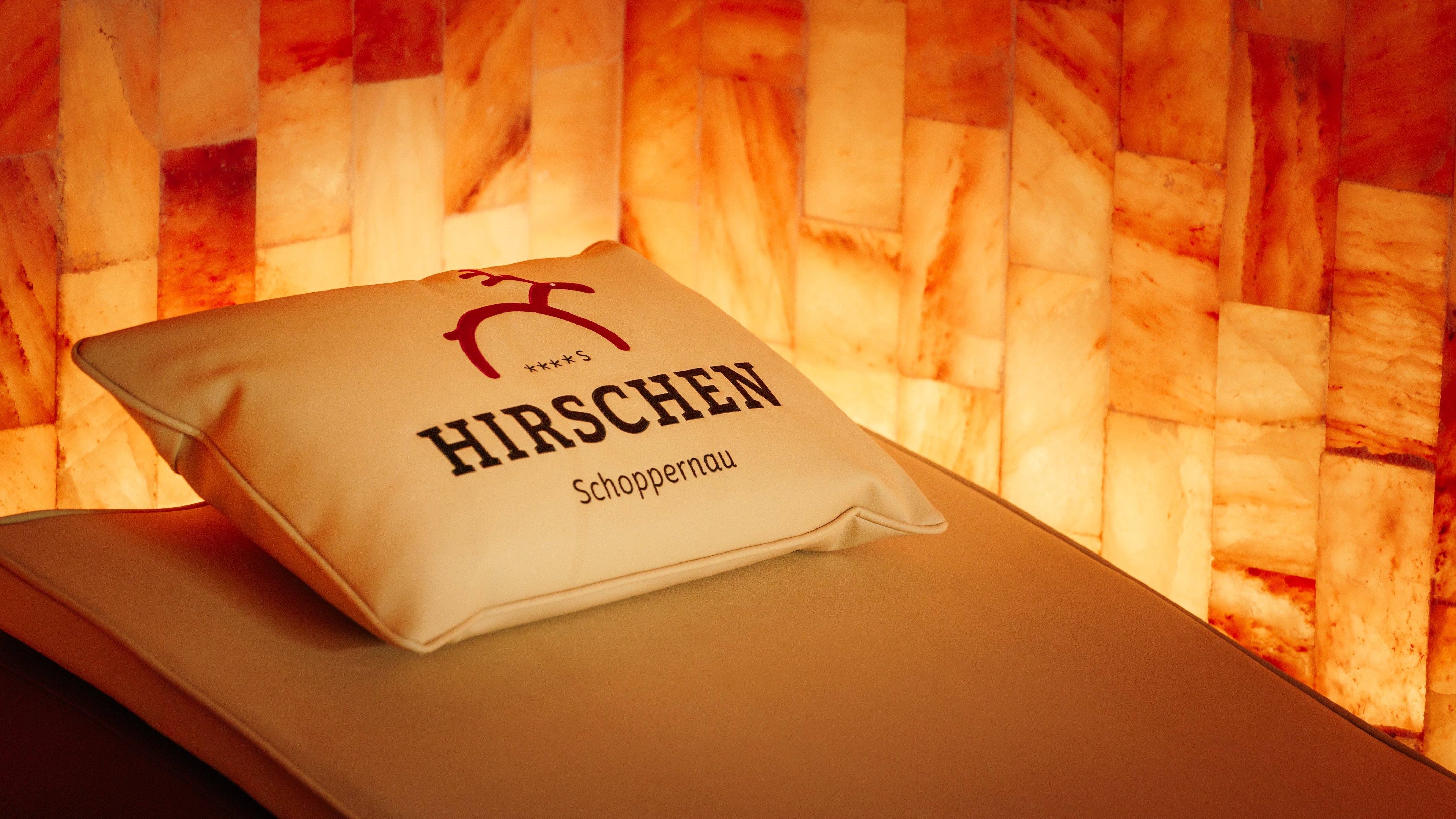 Entspannung im Hirschen Spa Gemütlicher Ruheraum mit einer bequemen Liege und dekorativem Kissen des Wohlfühlhotels Hirschen
