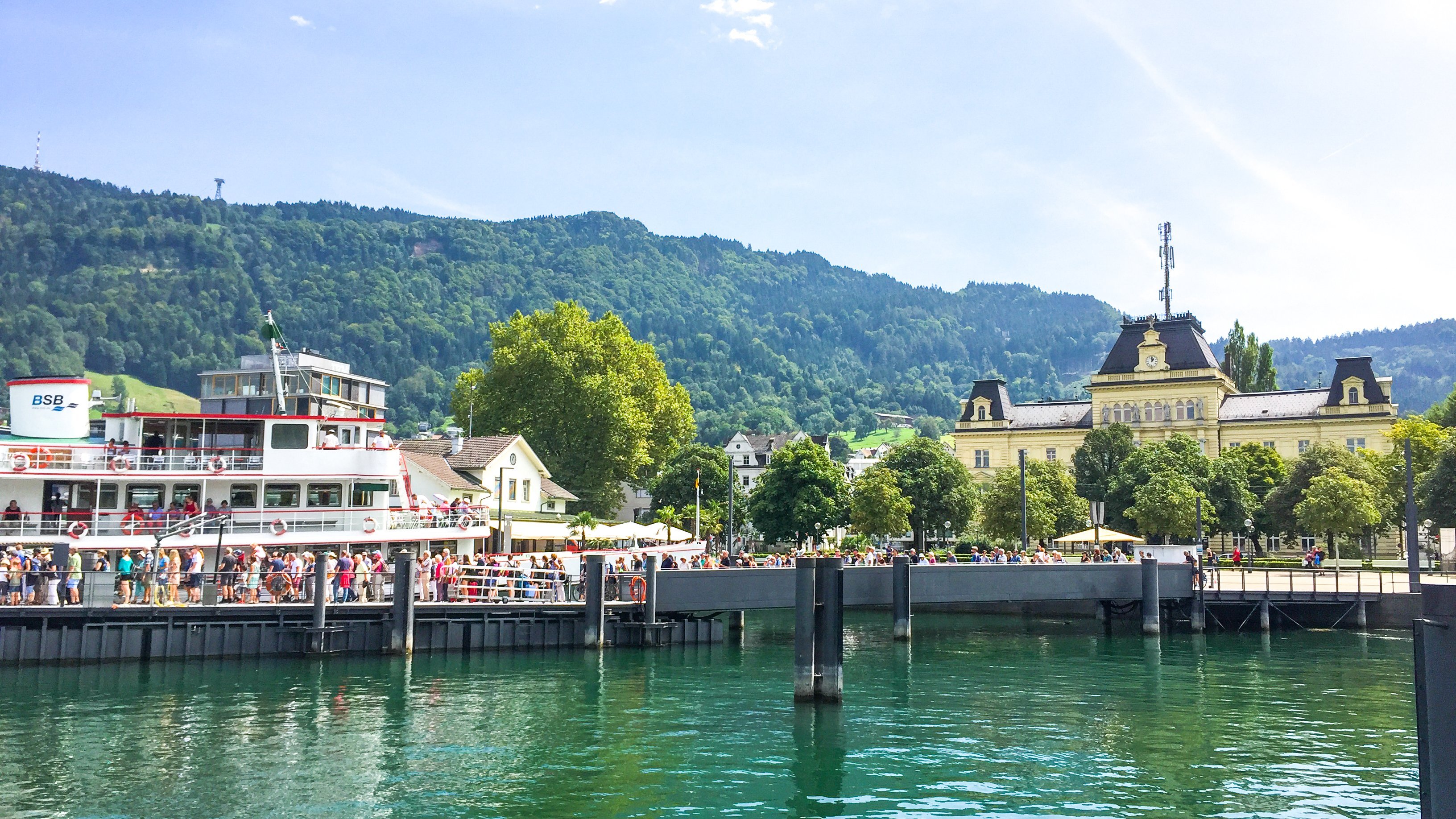 Schiffsausflug am Bodensee Wasserfront mit Boots-Anlegestelle und Menschen in einem malerischen Landschaftsbild