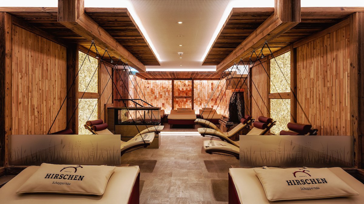 Entspannende Spa-Landschaft mit Lounge-Stühlen und Holzdetails für Erholungssuchende.