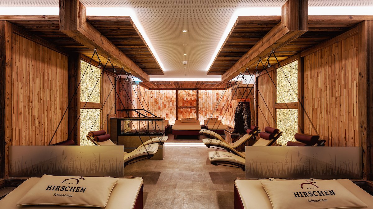 Entspannende Spa-Landschaft mit Lounge-Stühlen und Holzdetails für Erholungssuchende.