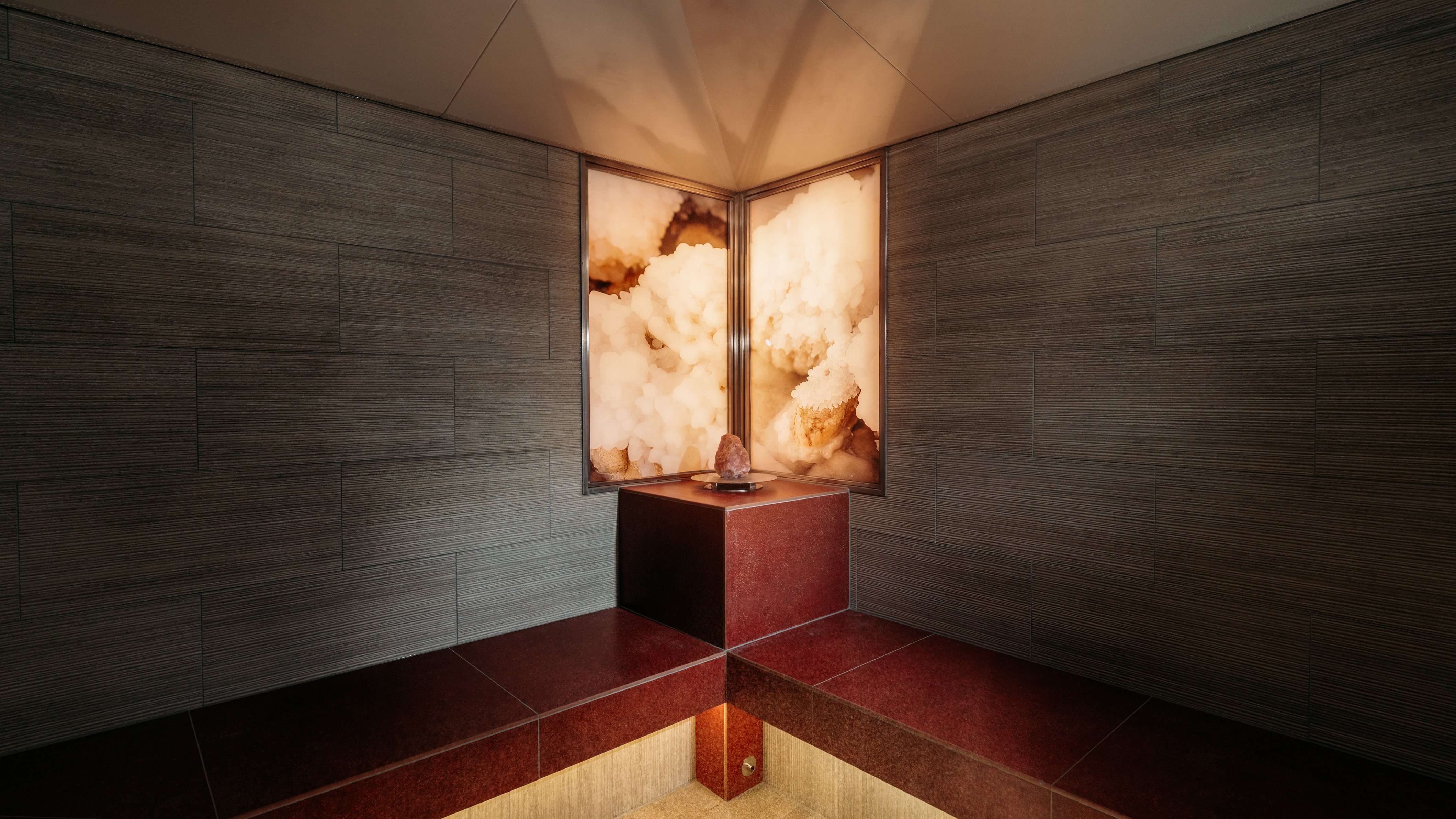 Spa-Raum mit einem einzigartigen Design und minimalistischen Sitzgelegenheiten zur Entspannung
