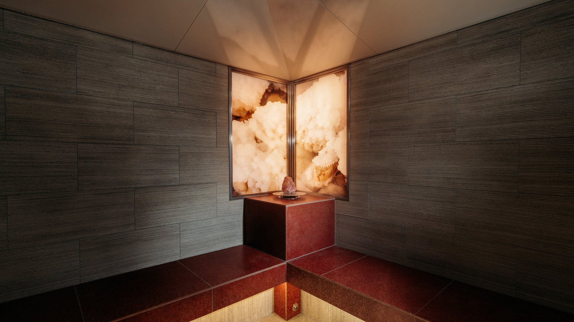 Spa-Raum mit einem einzigartigen Design und minimalistischen Sitzgelegenheiten zur Entspannung