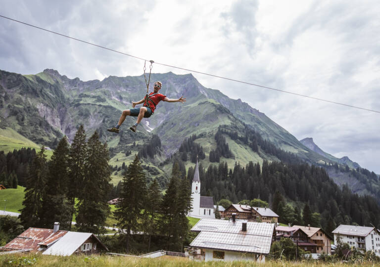 Flying Fox in Warth-Schröcken (c) Sebastian Stiphout - Warth-Schröcken Tourismus (1)